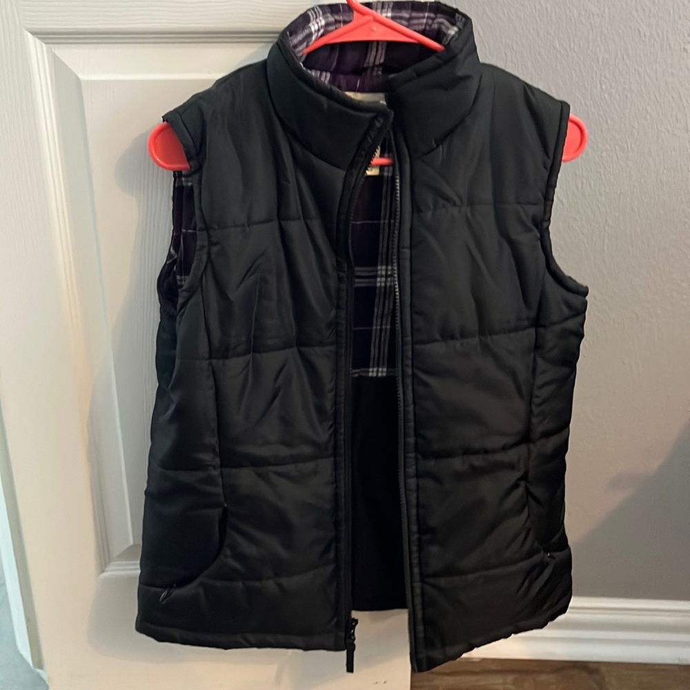 Like new quilted black puffy vest.